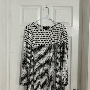 St. John Monochrome Zigzag Pattern Top long sleeve black white L rayon spandex